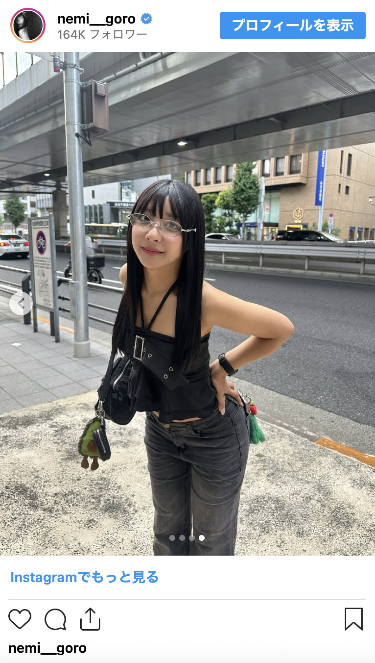 “ブリッジ芸”で話題のグラドル、へそチラ黒コーデがかわいすぎる「世界で一番美しい女の子！」