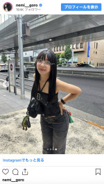 椚マイカ、へそチラ黒コーデを披露　※「椚マイカ」インスタグラム