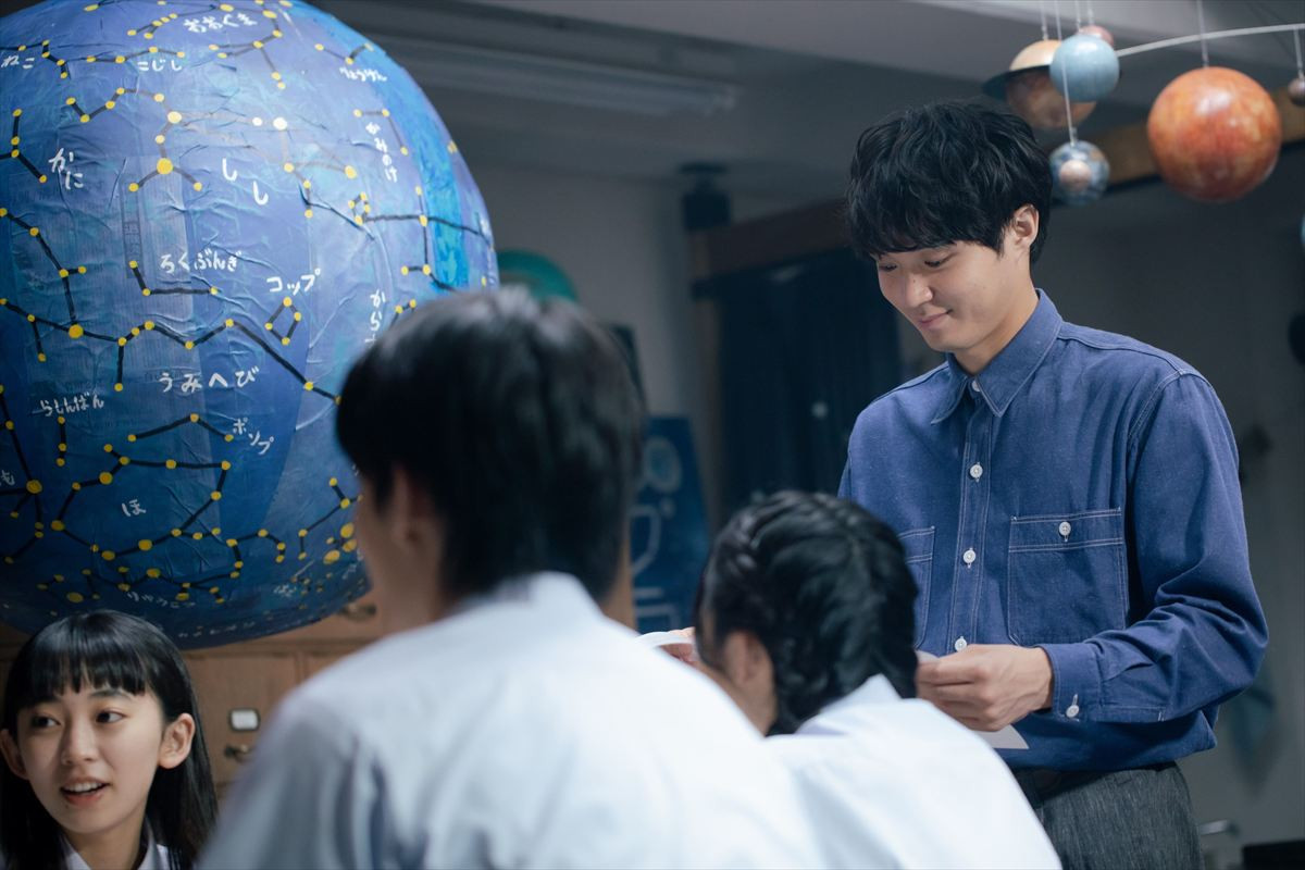 『僕達はまだその星の校則を知らない』“健治”磯村勇斗、“珠々”堀田真由に肩ズン→膝枕に反響「めっちゃキュンキュン」