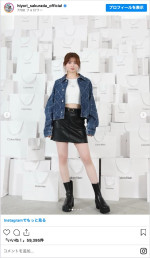 “ヘソ出し＆美脚”スタイルが美しい桜田ひより　※「桜田ひより」インスタグラム
