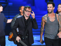 マルーン5の元ベーシスト、新婚の妻からDV告発の末離婚を申請される