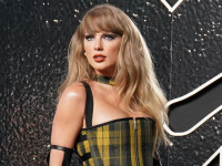 テイラー・スウィフト、恋人のポッドキャストで新アルバム『The Life of a Showgirl』を発表！