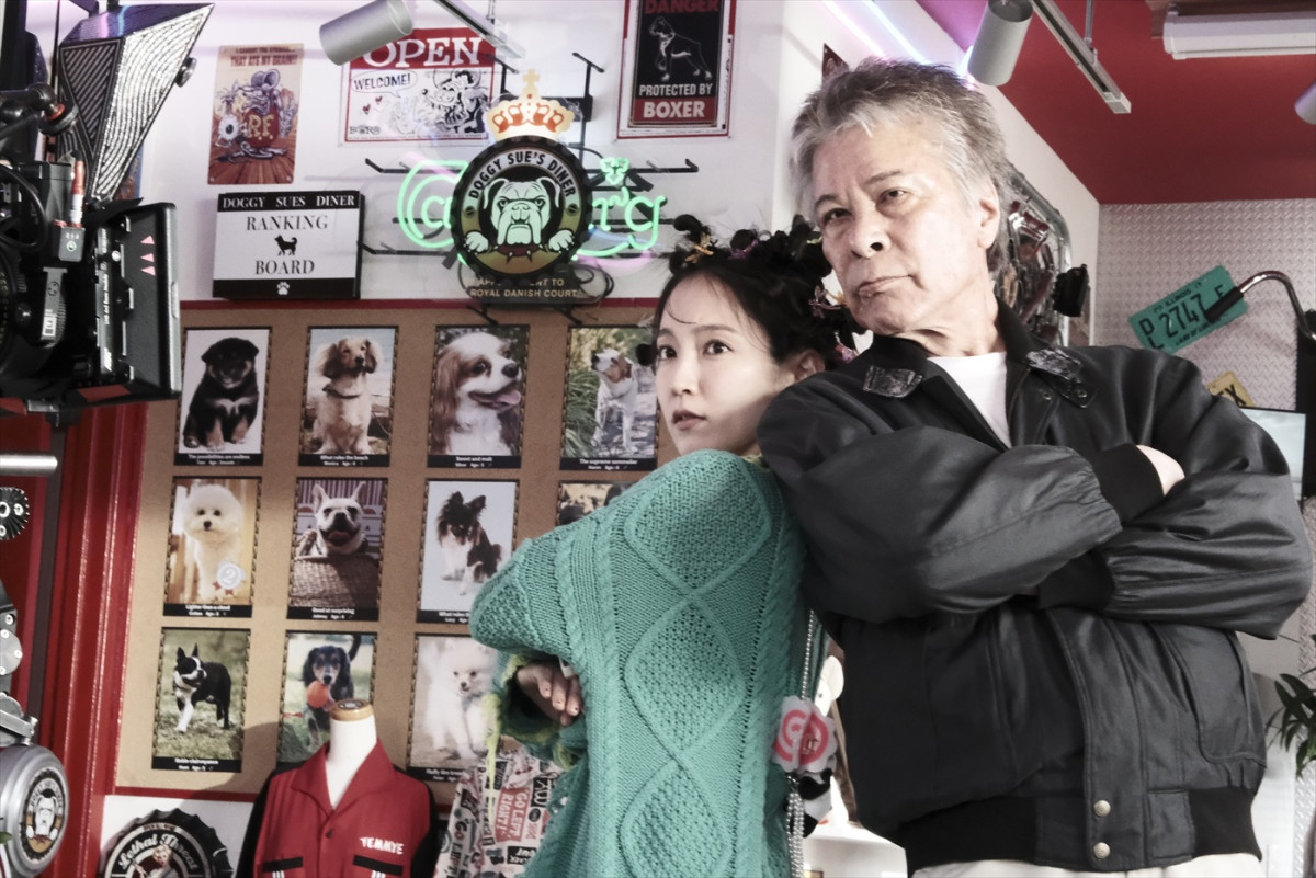 『THE オリバーな犬』“コニシさん”佐藤浩市が映画でも行方不明に？　新カット到着