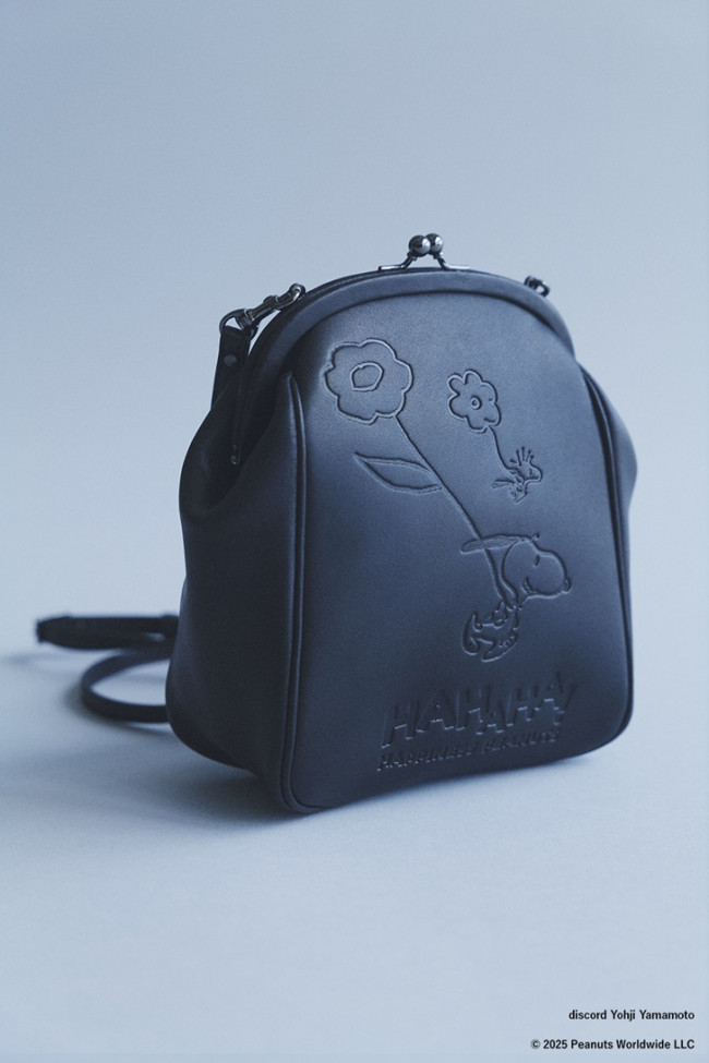 『PEANUTS』×ヨウジヤマモトがコラボ！　デボス加工のスヌーピーがさり気ない2WAYバッグが登場
