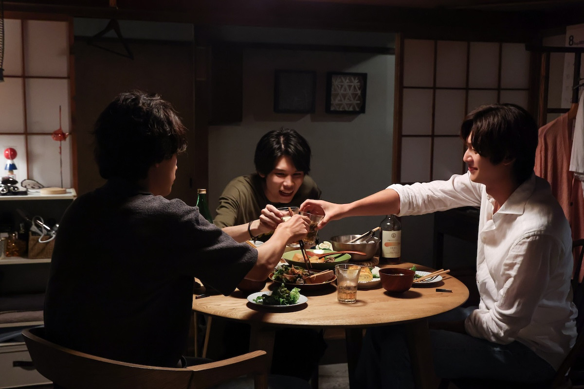 『初恋DOGs』第7話　“愛子”清原果耶、母を交えて“快”成田凌＆“ソハ”ナ・イヌと夕食を囲む