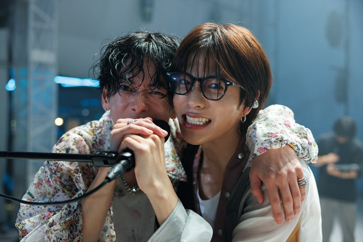 Netflix週間1位＆グローバル8位獲得 『グラスハート』佐藤健ら「TENBLANK」の撮影裏側に迫るメイキングムービー解禁