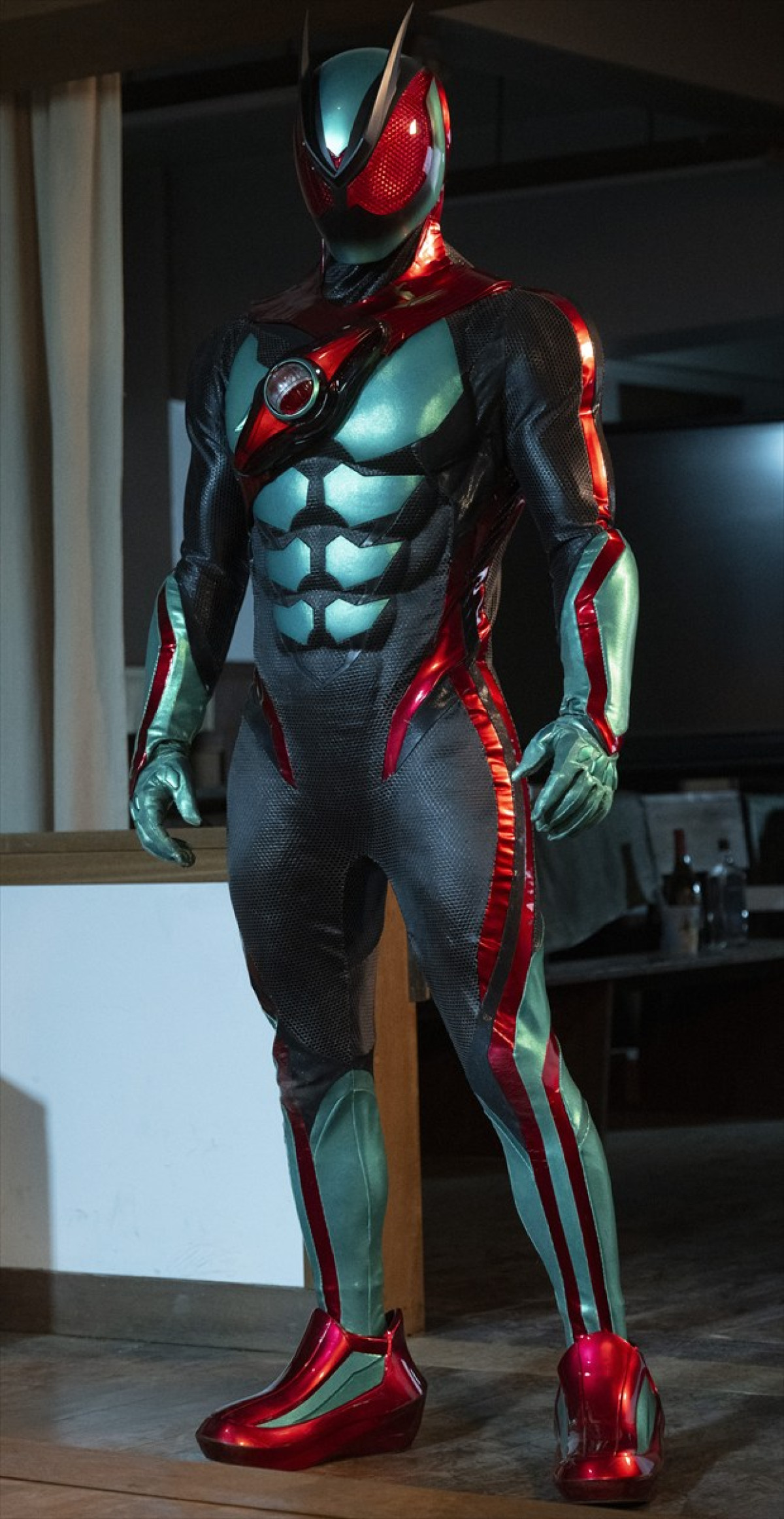 『仮面ライダーゼッツ』第1話「始まる」、胸にベルトを巻いた新たな仮面ライダーの物語がスタート！