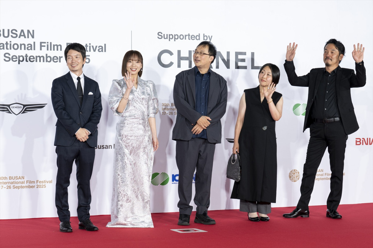 齊藤京子、シルバードレス姿で釜山国際映画祭レッドカーペットに登場！