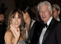 リチャード・ギアと年下妻がミラノ・ファッション・ウィークに来場