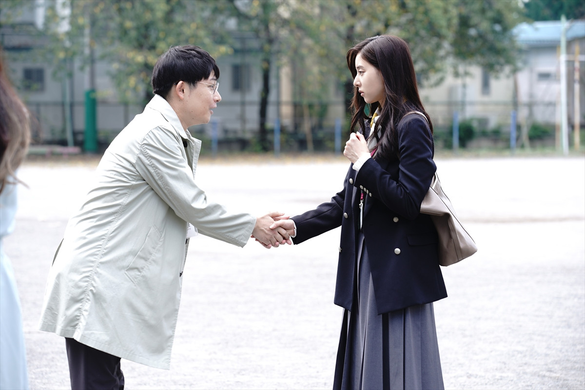 間宮祥太朗×新木優子『良いこと悪いこと』、不穏さあふれるポスター解禁　AIで生成した「小学6年生の写真」にも注目
