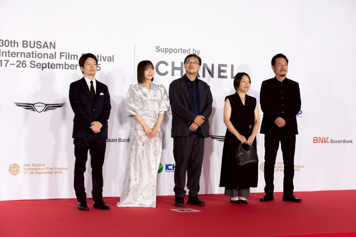 齊藤京子、シルバードレス姿で釜山国際映画祭レッドカーペットに登場！