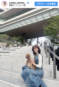 柏木由紀子、デニムワンピ×ブーツの大人コーデ披露　※「柏木由紀子」インスタグラム