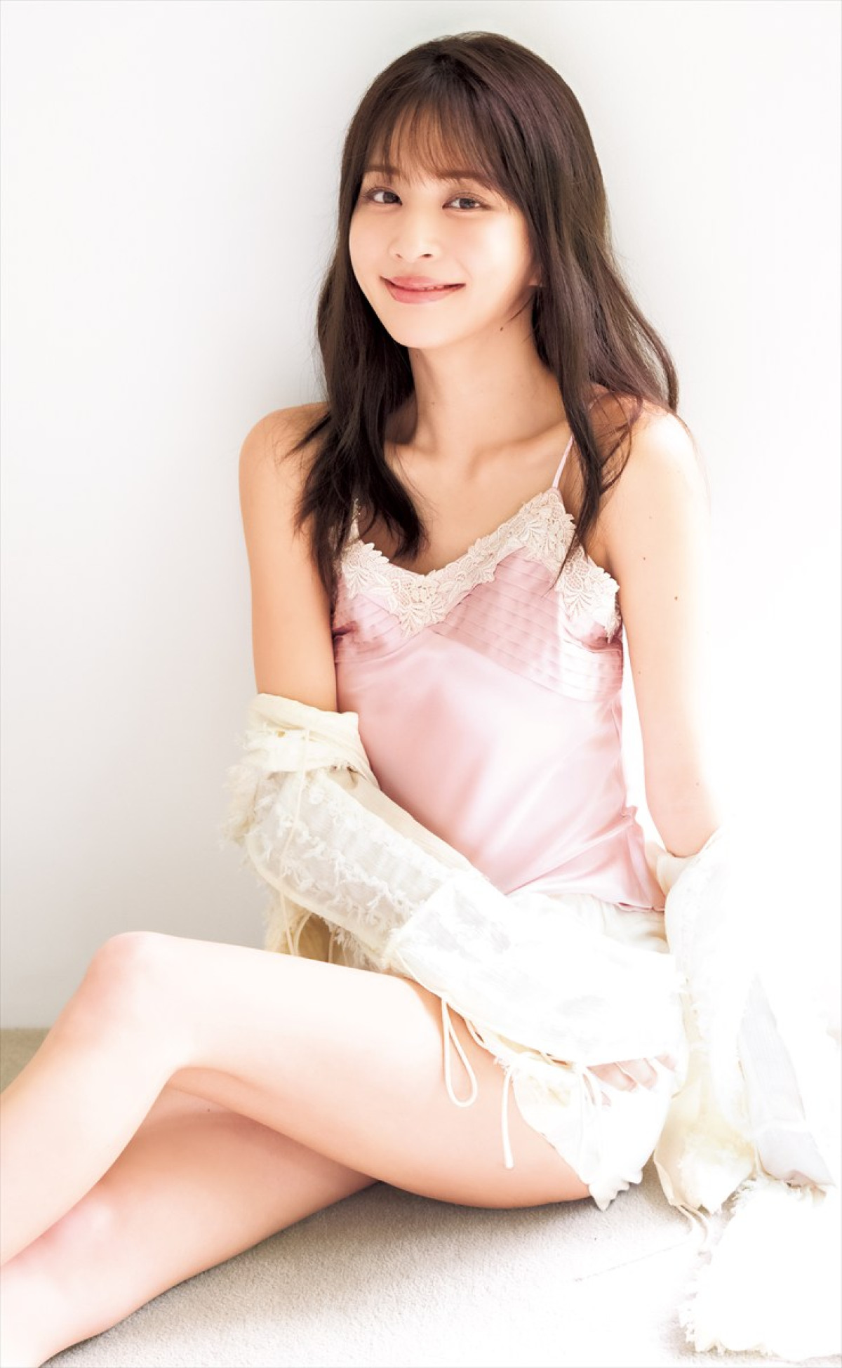 「セント・フォース」の美女アナウンサー・刈川くるみ、デート風グラビアで抜群スタイルを発揮