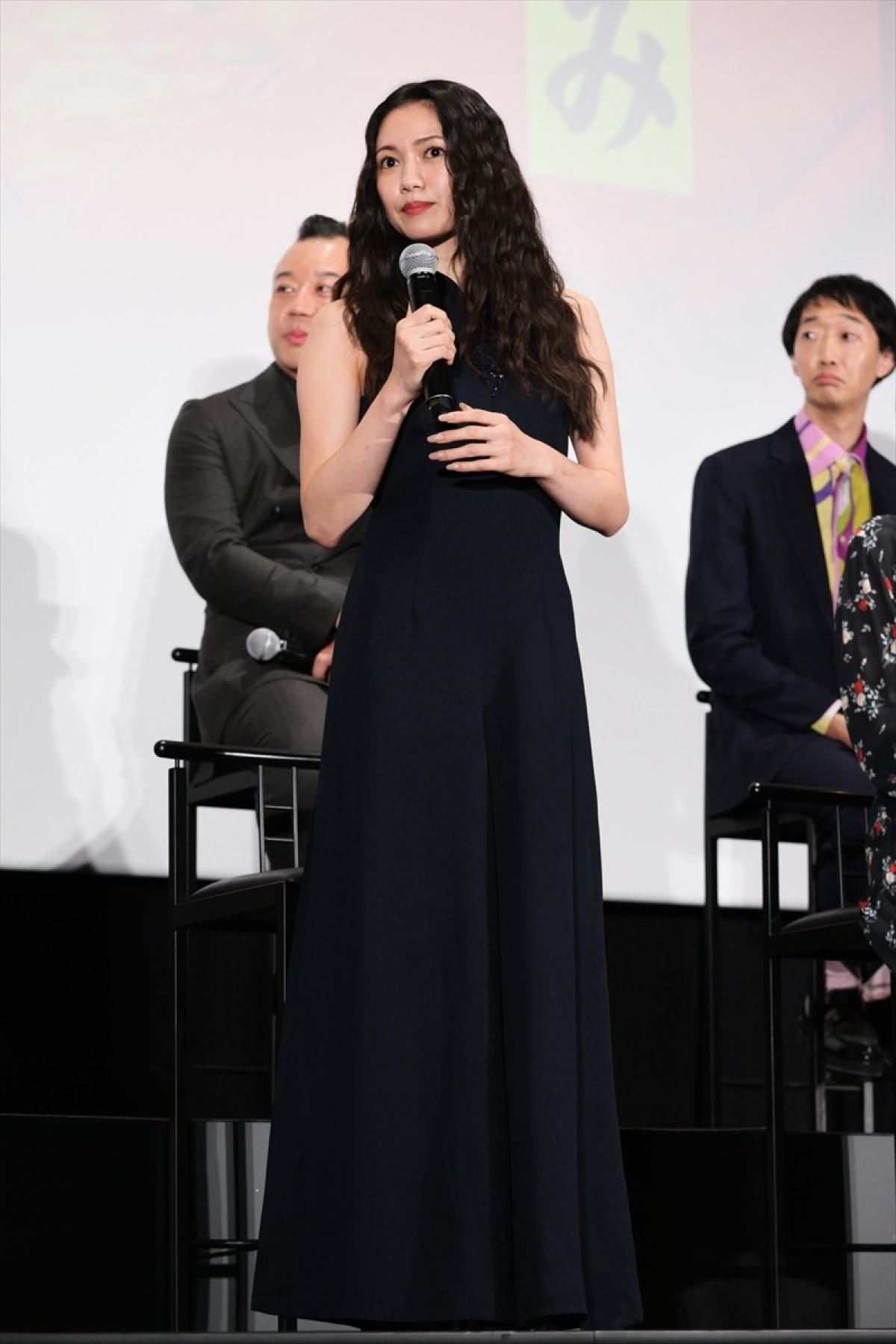 平成生まれの浜辺美波、昭和が舞台のドラマでびっくり「みんなどこでも吸ってるんですよ」