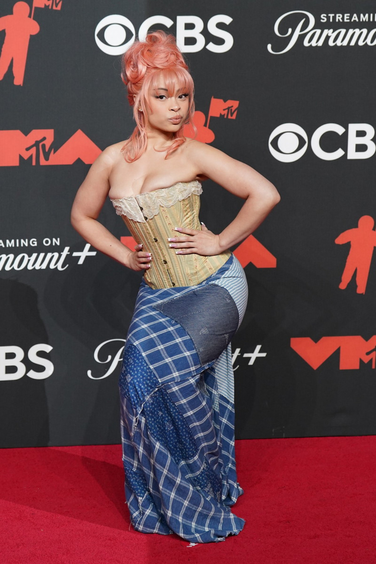 【フォト特集】MTV VMAs 2025開催　レッドカーペットを彩ったアーティストたちの華やかな衣装をチェック！