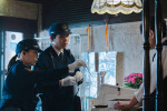 （左から）倖田（伊藤沙莉）＆矢吹（坂東龍汰）　映画『爆弾』場面写真