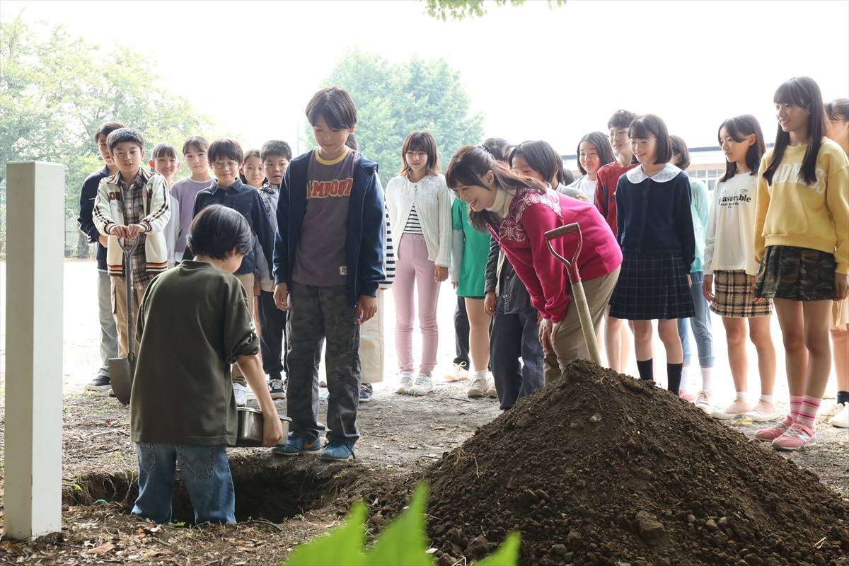 間宮祥太朗×新木優子『良いこと悪いこと』、不穏さあふれるポスター解禁　AIで生成した「小学6年生の写真」にも注目