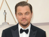 レオナルド・ディカプリオが23歳年下恋人と手つなぎーデートをキャッチされる