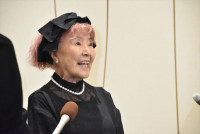 「大山のぶ代さんを偲ぶ会」に参列し、囲み取材に応じる野村道子