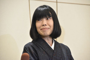 「大山のぶ代さんを偲ぶ会」に参列し、囲み取材に応じる水田わさび