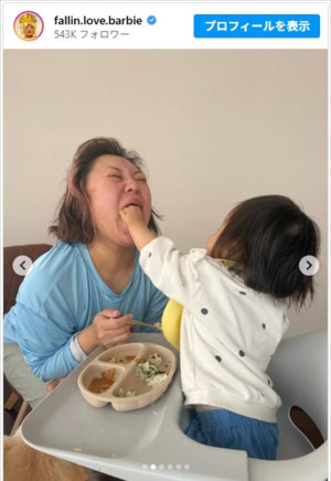バービー、娘からご飯を食べさせてもらう姿が微笑ましい　※「バービー」インスタグラム