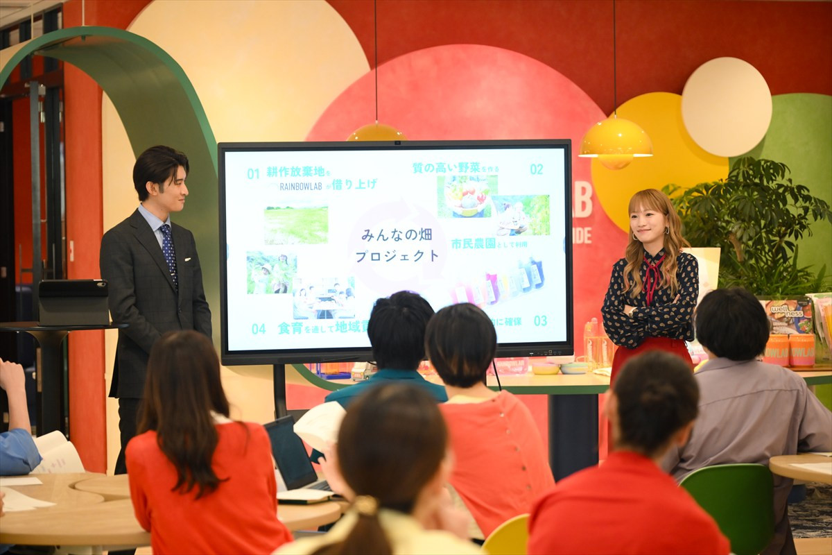 『フェイクマミー』第4話 “茉海恵”川栄李奈、“薫”波瑠の妹として学校のファミリーデーに参加