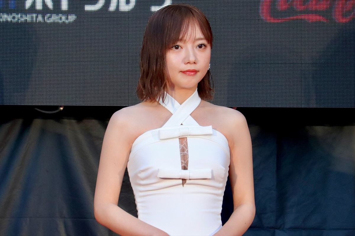 齊藤京子、胸元シースルーの純白ドレスで登場<第38回東京国際映画祭>