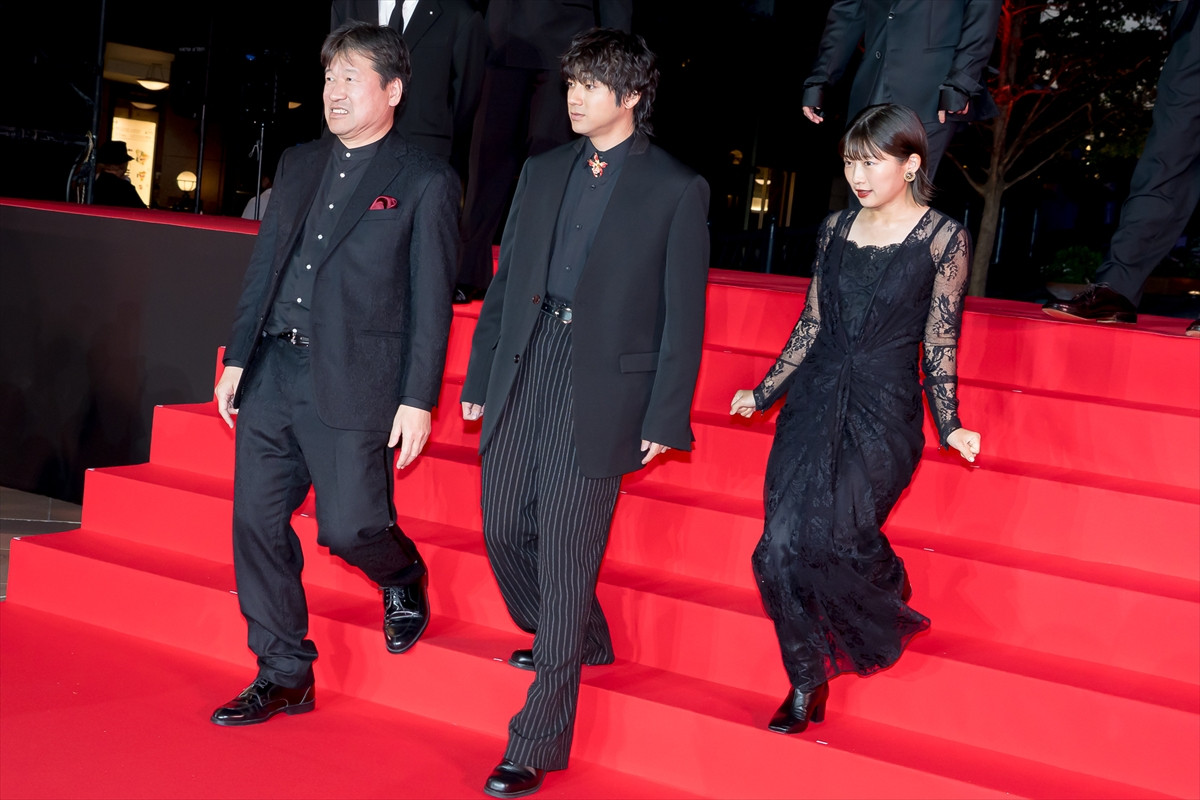 渡部篤郎、舞台挨拶で涙　佐藤二朗「いきなり泣き出すからびっくりしちゃった」