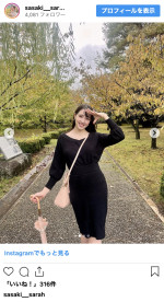 佐々木沙羅、抜群スタイル際立つ黒ワンピオフショット ※「佐々木沙羅」インスタグラム