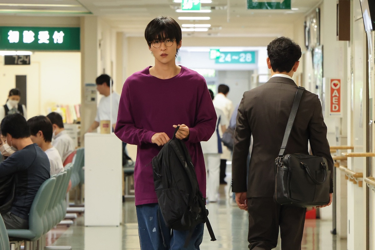 『ザ・ロイヤルファミリー』第4話 “栗須”妻夫木聡、金髪のジョッキー“佐木”高杉真宙と出会う