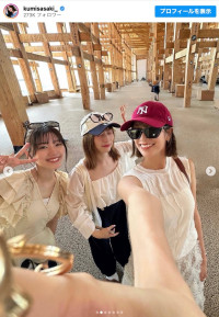 大阪万博を満喫する（左から）佐々木美玲、東村芽依、佐々木久美　※「佐々木久美」インスタグラム