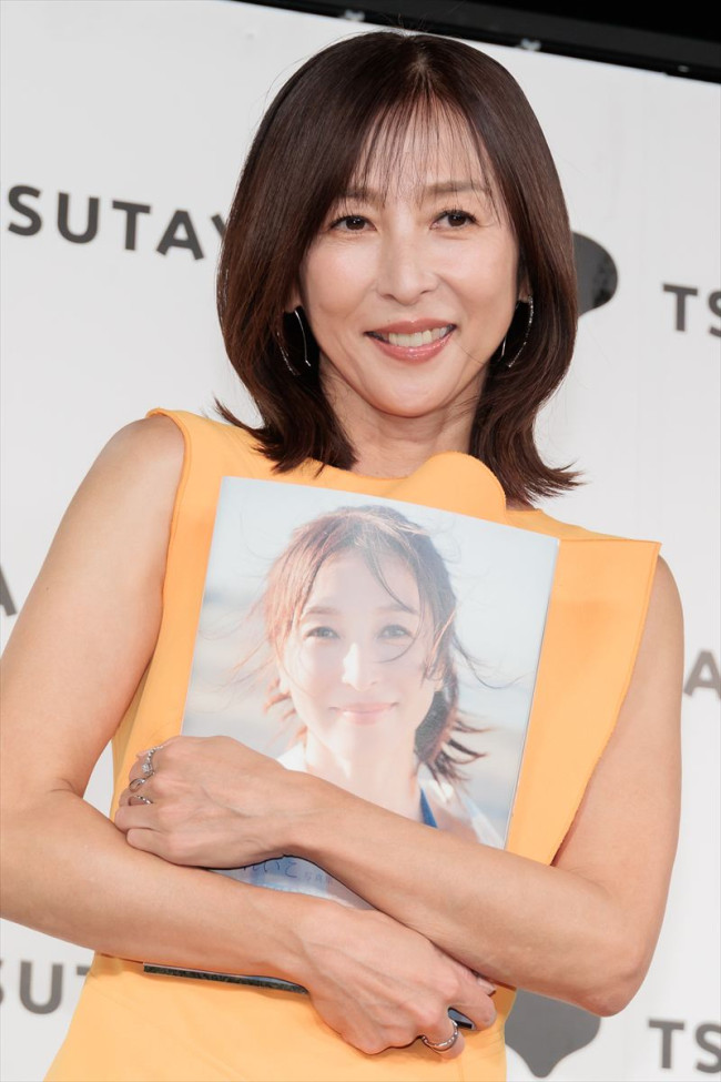かとうれいこ、写真集『AROUND』発売記念会見に登場