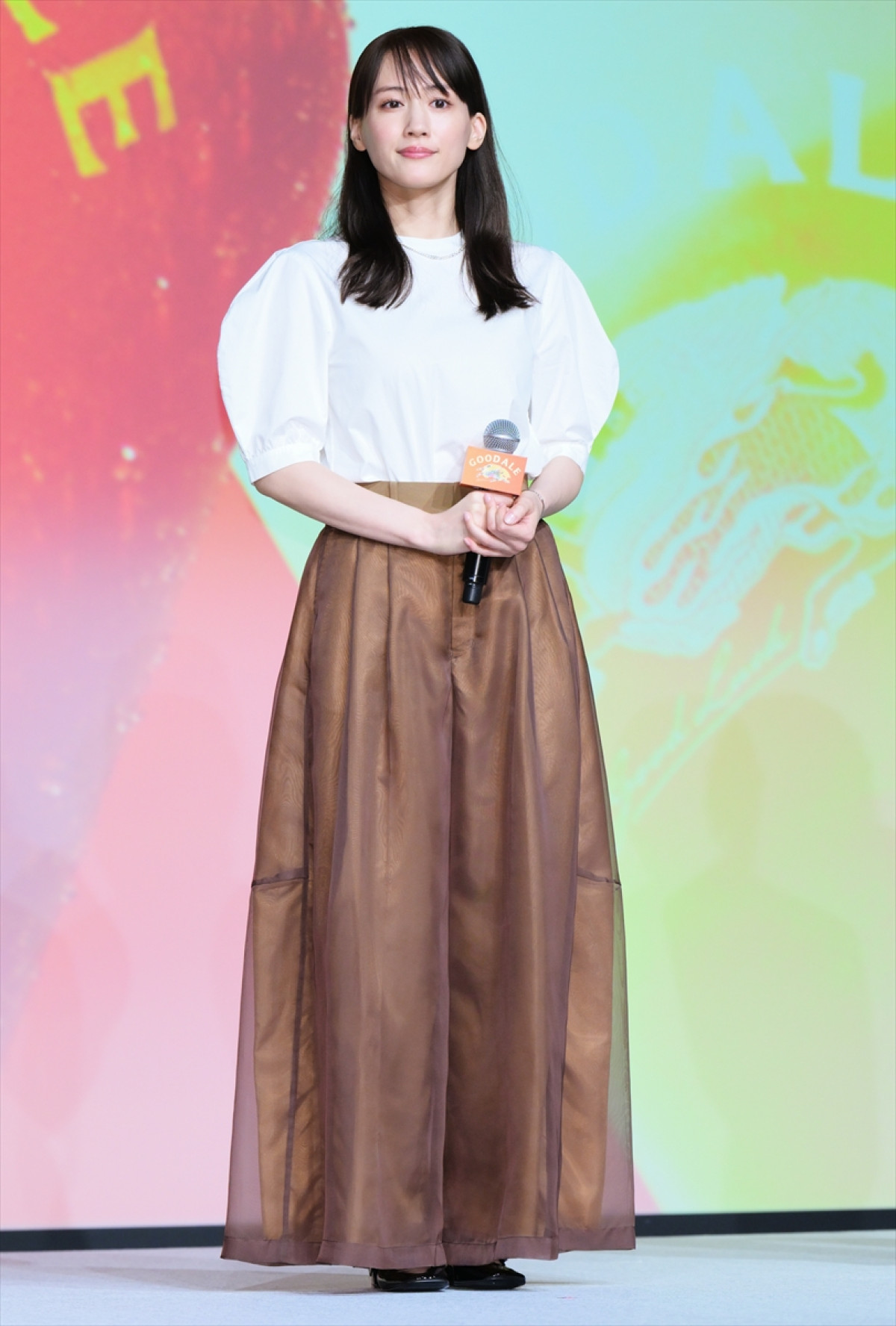 浜辺美波、酒類CM初出演に喜び　ビールの感想には鈴木亮平がいじり「シャンシャン!?」