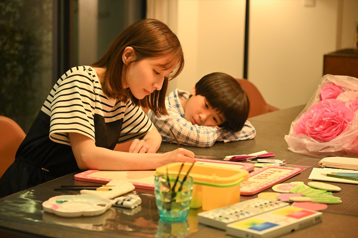 『フェイクマミー』第4話 “茉海恵”川栄李奈、“薫”波瑠の妹として学校のファミリーデーに参加