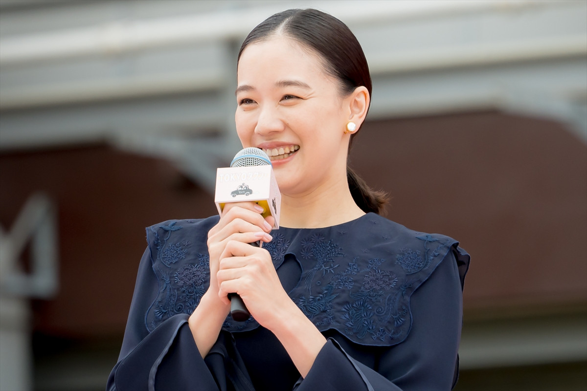 蒼井優、映画『TOKYOタクシー』タクシーセレモニーに登場