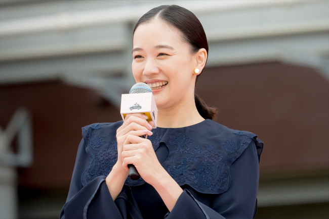 蒼井優、映画『TOKYOタクシー』タクシーセレモニーに登場