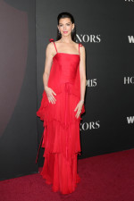 アン・ハサウェイ、ヴァレンティノの真っ赤なドレスでファッションのイベントに