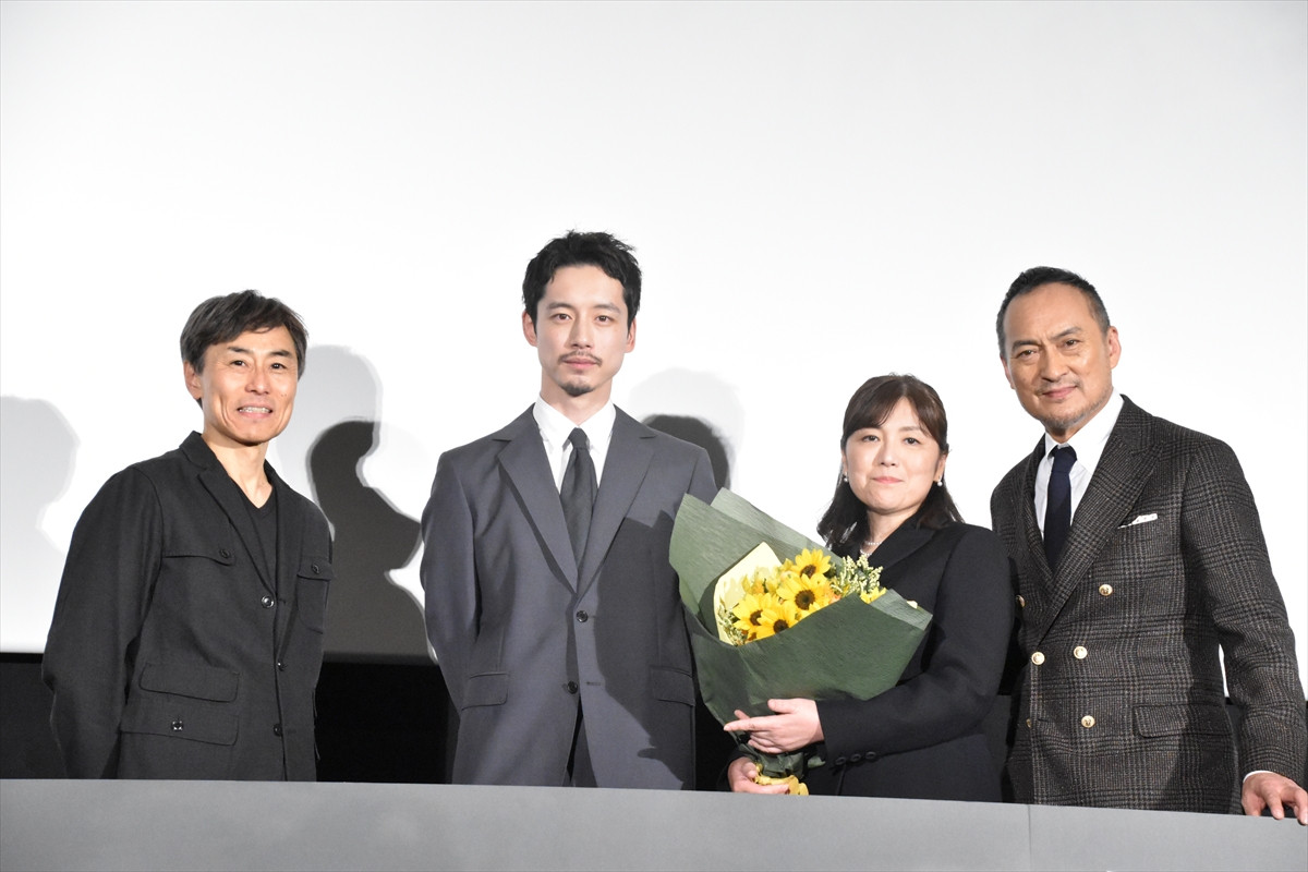 坂口健太郎、さっぱり短髪&髭スタイルで主演映画の舞台挨拶に登場「大変な役でした」