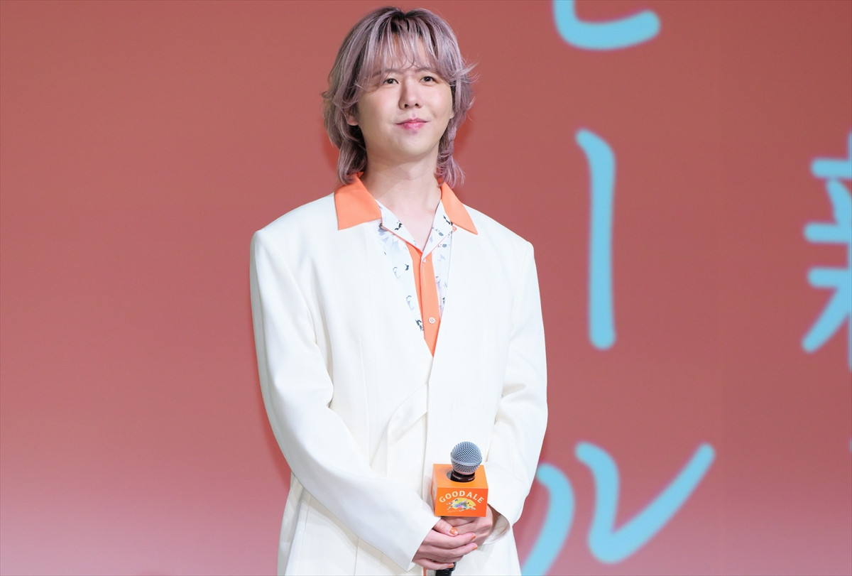 浜辺美波、酒類CM初出演に喜び　ビールの感想には鈴木亮平がいじり「シャンシャン!?」
