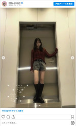 日向坂46・金村美玖、美脚際立つ秋コーデ　※「金村美玖」インスタグラム