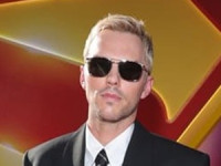 『スーパーマン』ヴィランのニコラス・ホルト、膝の手術でコミコン欠席「歩くのも飛ぶのも無理」