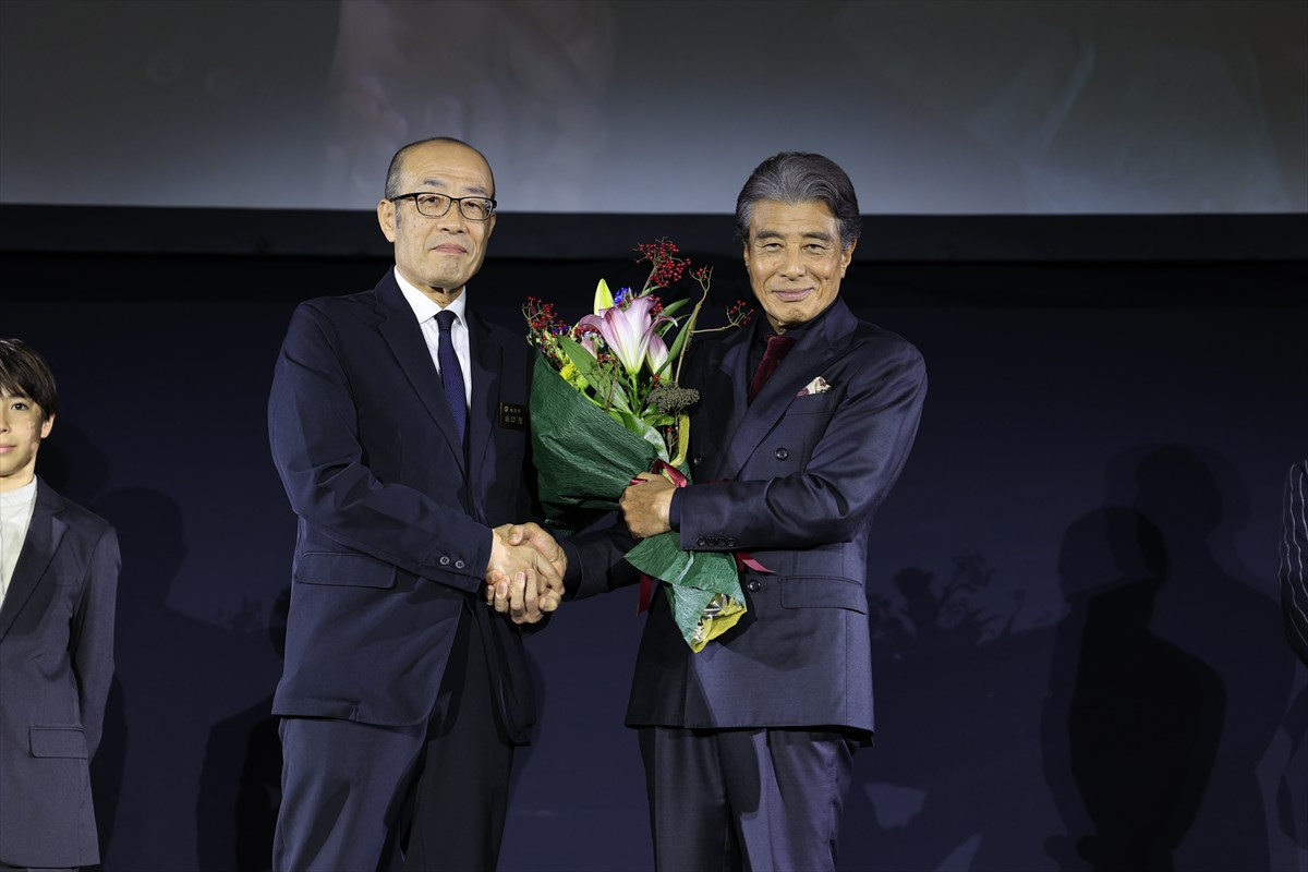 『港のひかり』、主演・舘ひろし＆藤井道人監督らが輪島市でレッドカーペットをかっ歩「プレミア上映はこの輪島でやりたかった」