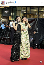 柴咲コウ、顔より大きなグラスで乾杯! 肩だしドレス姿でキメポーズ「柴咲コウ」インスタグラム