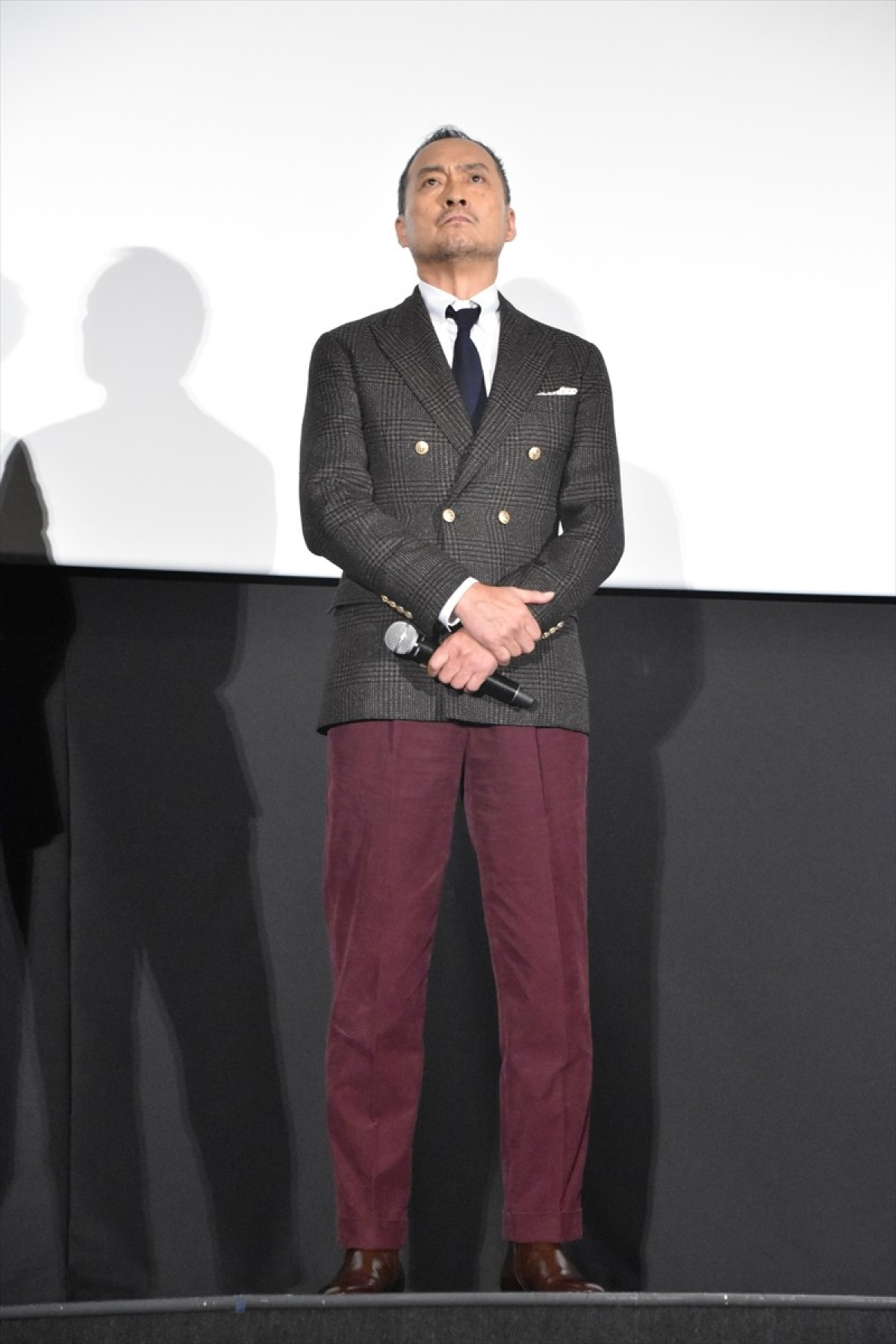坂口健太郎、さっぱり短髪＆髭スタイルで主演映画の舞台挨拶に登場「大変な役でした」