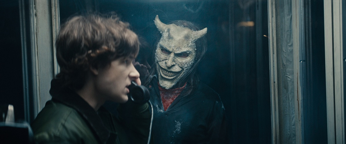 イーサン・ホークが再び連続殺人鬼を怪演『ブラックフォン ２』11.21公開決定　予告解禁