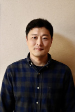 舞台『プレゼント・ラフター』に出演する金子岳憲