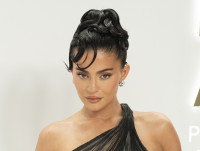 カイリー・ジェンナー、親友ヘイリー・ビーバーの結婚式批判された“お目立ちドレス“に言及