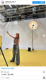 金髪&へそ出しの与田祐希 ※「与田祐希」インスタグラム