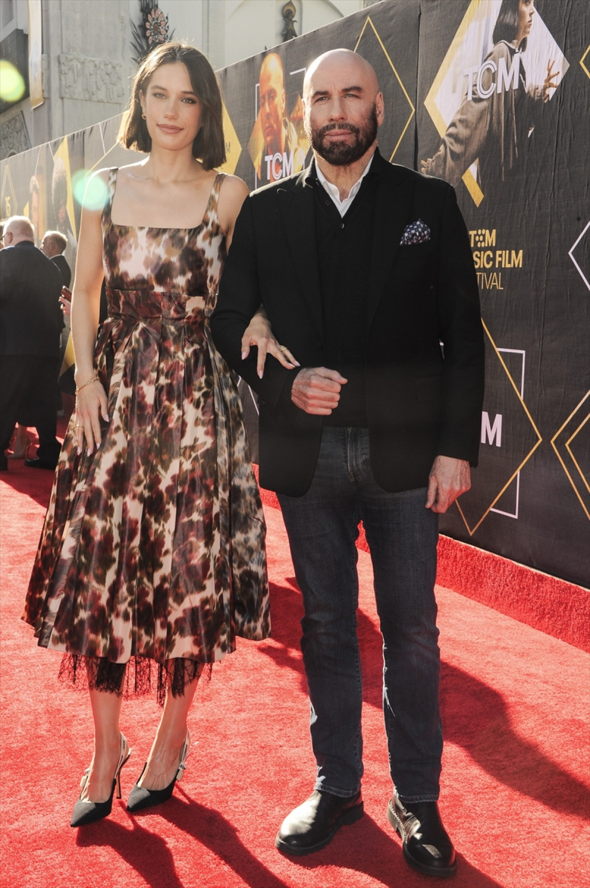 ジョン・トラヴォルタの25歳の愛娘、刺激的なルックで雑誌の表紙を飾る