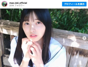 冨里奈央が撮影した制服姿の五百城茉央　※「五百城茉央」インスタグラム